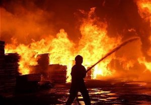 خسارت های وارد شده در پی آتش سوزی در واحد صنعتی